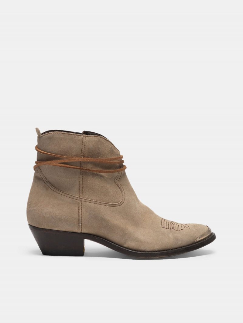 Young ankle boots in suede with cowboy-style decoration