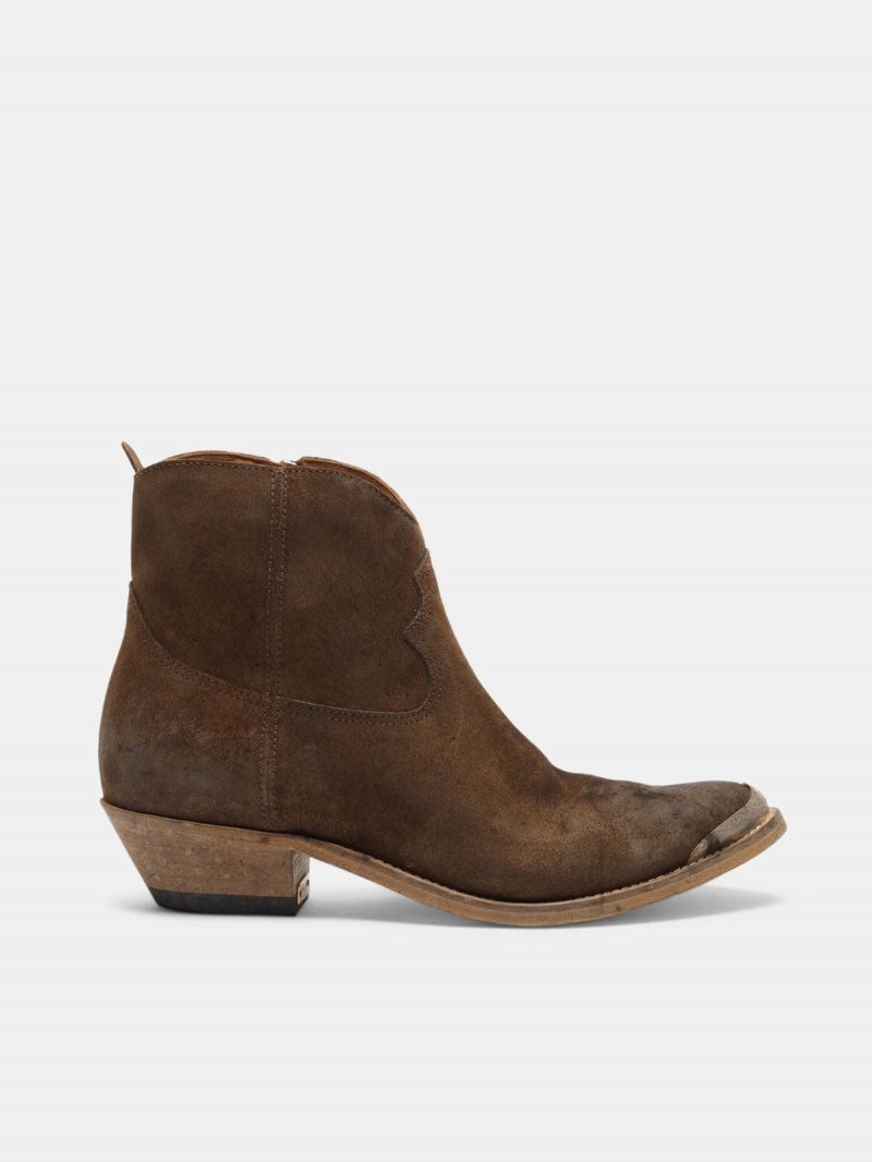Young ankle boots in coffee suede