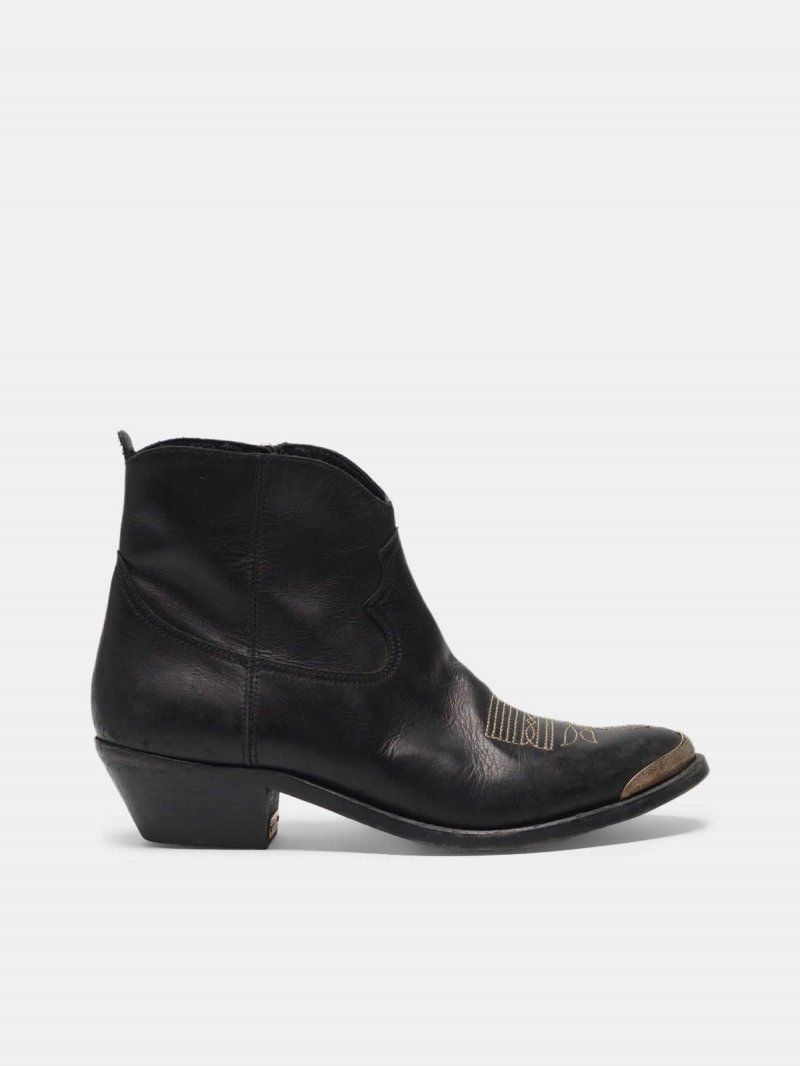 Young ankle boots in leather with cowboy-style decoration